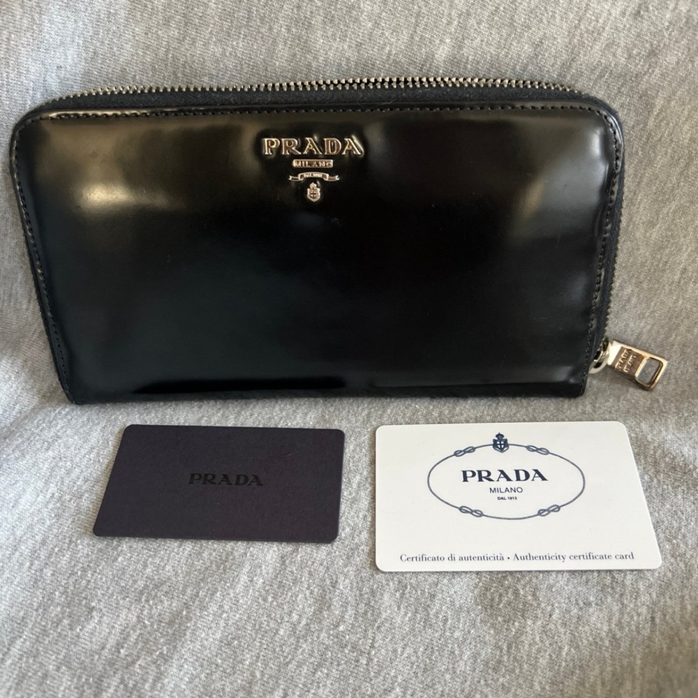 Prada Black Wallet with
Zip Closure - spazzolato